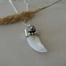 Cargar imagen en el visor de la galería, Colmillo Tiger Queen