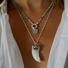 Cargar imagen en el visor de la galería, Colmillo Tiger Queen