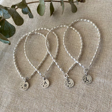 Cargar imagen en el visor de la galería, Pulsera Mostacillas de Plata + Medalla Estrellas con inicial
