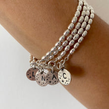 Cargar imagen en el visor de la galería, Pulsera Mostacillas de Plata + Medalla Estrellas con inicial

