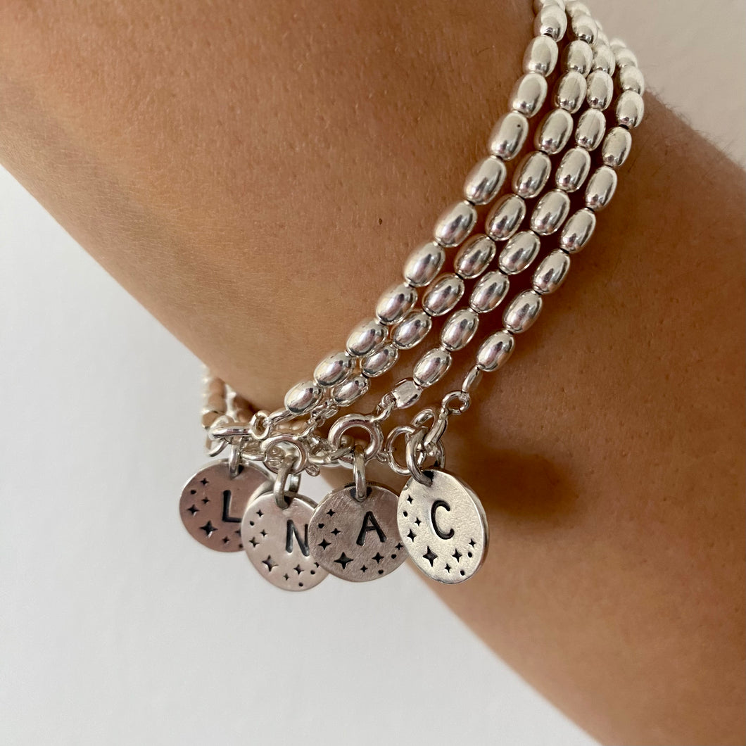 Pulsera Mostacillas de Plata + Medalla Estrellas con inicial