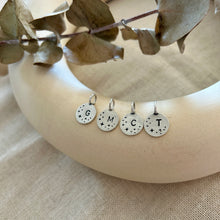 Cargar imagen en el visor de la galería, Medalla Estrellas con Inicial
