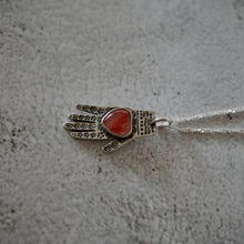 Cargar imagen en el visor de la galería, Mystic Hand Cuarzo Cherry
