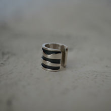 Cargar imagen en el visor de la galería, Ear Cuff Cebra
