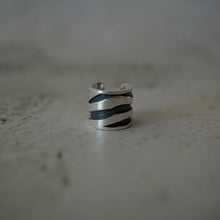 Cargar imagen en el visor de la galería, Ear Cuff Cebra
