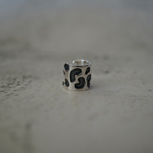 Cargar imagen en el visor de la galería, Ear Cuff Leopardo
