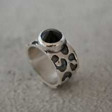 Cargar imagen en el visor de la galería, Anillo Leopardo con Onix
