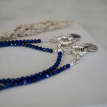 Cargar imagen en el visor de la galería, Pulsera Lapislázuli + Medalla Estrellas con inicial
