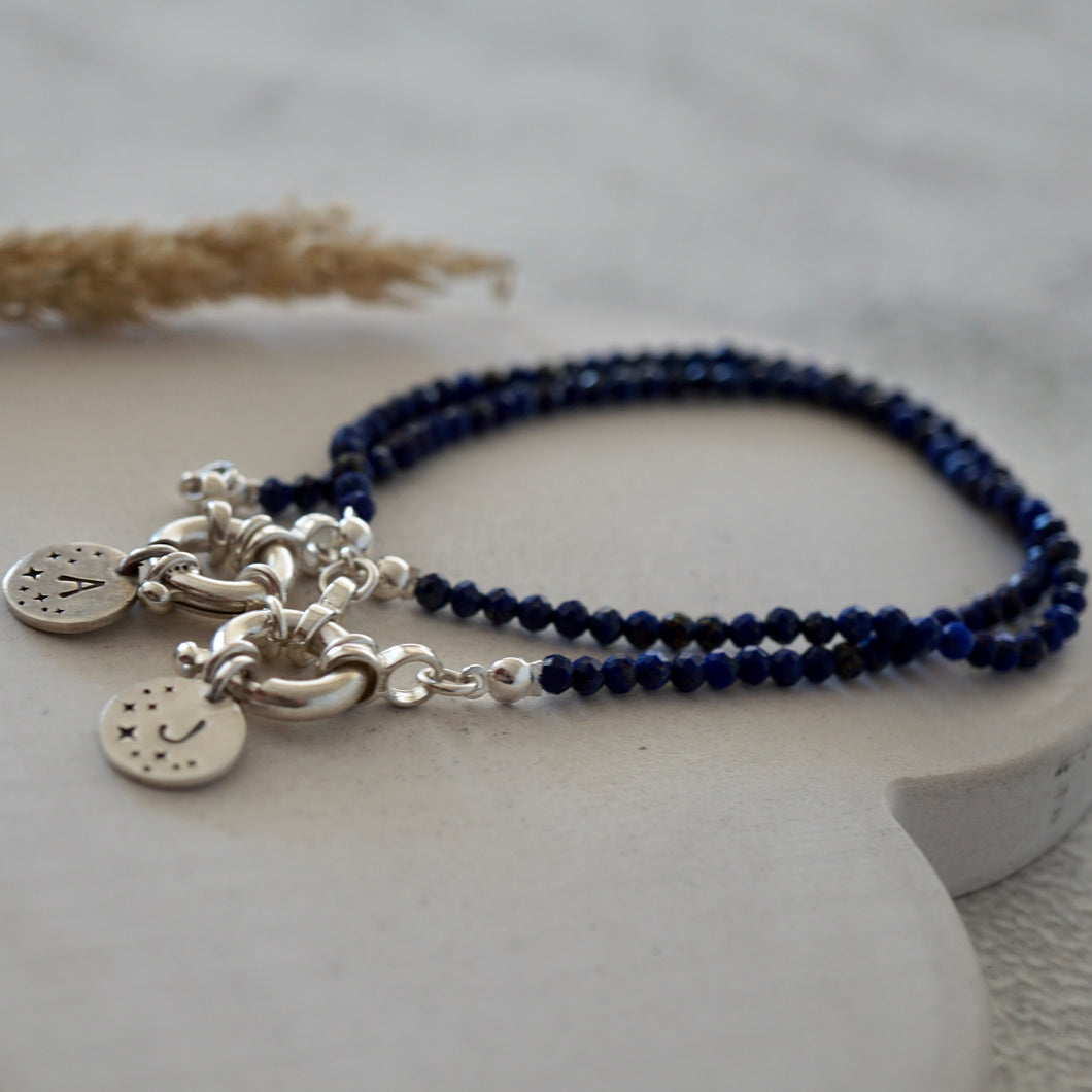 Pulsera Lapislázuli + Medalla Estrellas con inicial